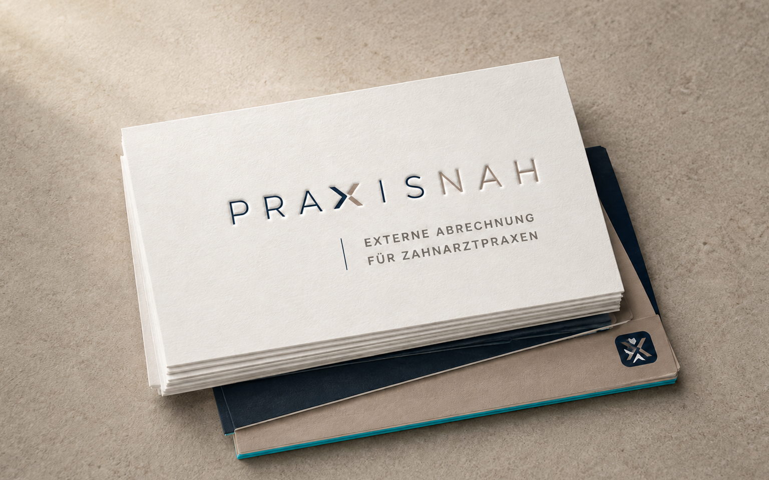 Visitenkarten von BK-Praxisnah, ausgestanzt freigestellt: Wortmarke auf der Vorderseite, Kontaktdaten auf der Rückseite