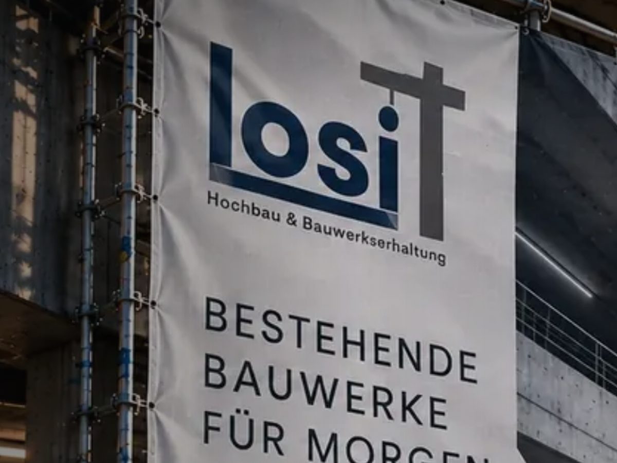 Ausschnitt aus dem Kopf der neuen Startseite von losi-bau.de: Banner von Losi Bau mit dem Logo und dem Satz „Bestehende Bauwerke für morgen“